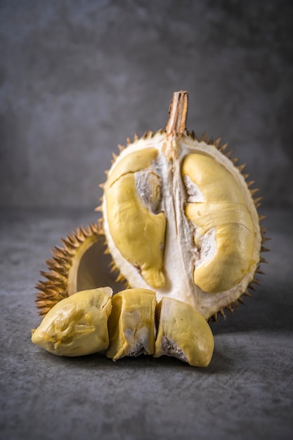 close-up shot op durian, zoete koning van fruit op donkere achtergrond,