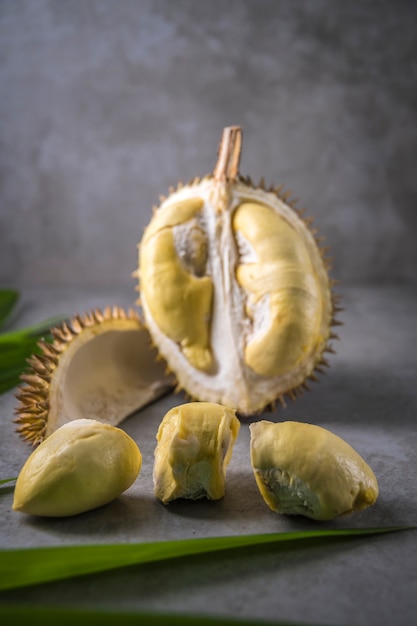 close-up shot op durian, zoete koning van fruit op donkere achtergrond,