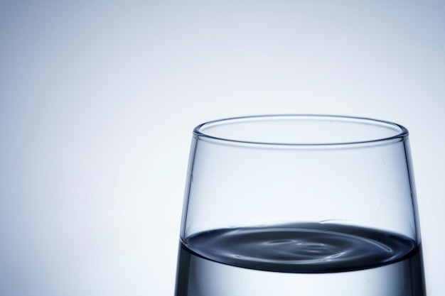 Photo close-up shot of pouring water into a glass