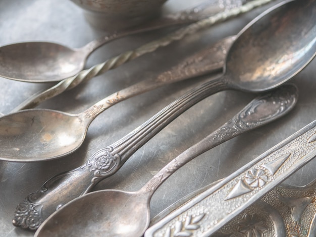 Photo close up shot of silver utensil cutlery spoons on tray