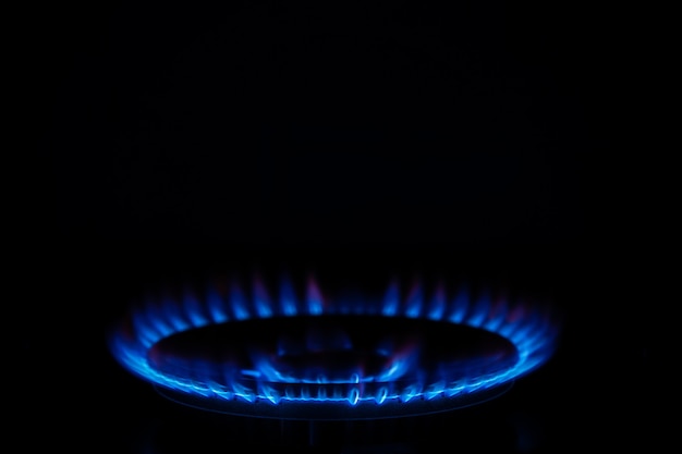 Immagine ravvicinata del gas della stufa su sfondo scuro