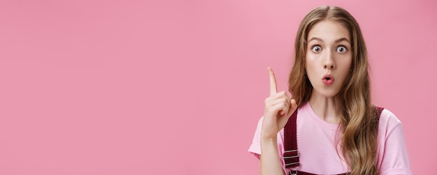 Foto close-up shot van creatieve emotionele jonge schattige studente met prachtige natuurlijke golvende haaropheffing