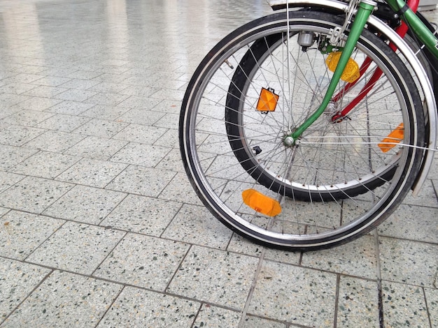 Close-up shot van de voorwielen van buiten geparkeerde fietsen