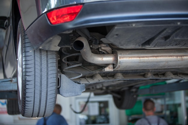 Close-up shot van een auto geparkeerd in een autoreparatiewerkplaats voor een inspectie