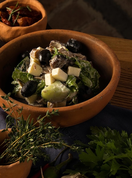 Close-up shot van een gastronomische Georgische salade op een restauranttafel