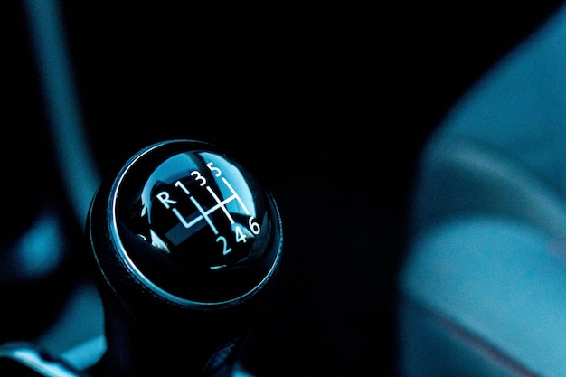 Close-up shot van een handvat van automatische transmissie in een auto