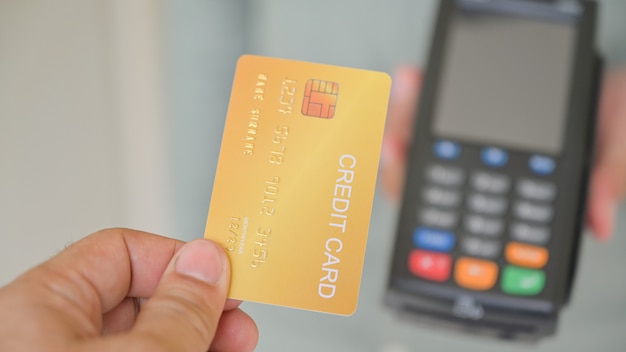 Close-up shot van een klant betaalt met een creditcard