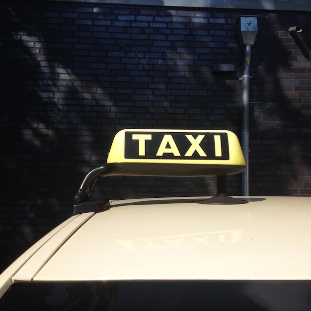 Close-up shot van een sedan Duitse auto top detail met een taxi teken op het dak