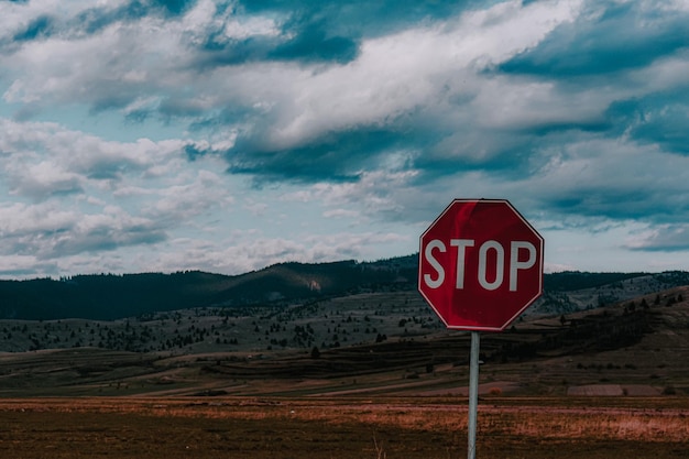 Close-up shot van een stopbord tegen een prachtig landschap