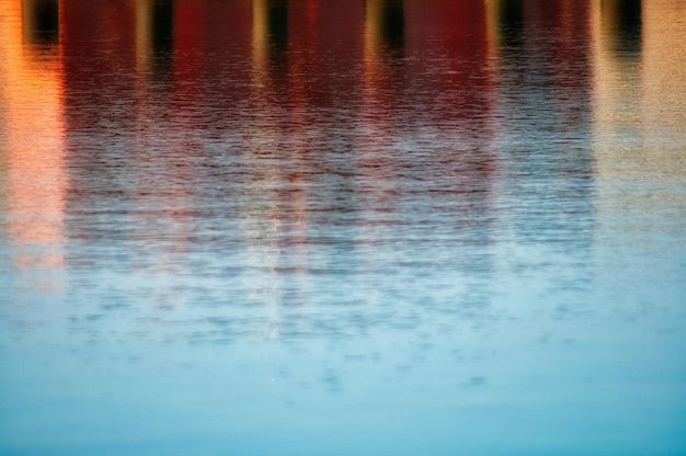 Close-up shot van een vredig meer met een weerspiegeling van de lucht