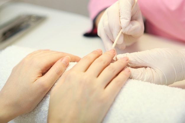 Close-up shot van een vrouw in een nagelsalon die een manicure krijgt