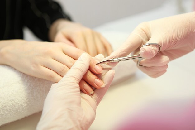 Close-up shot van een vrouw in een nagelsalon die een manicure krijgt