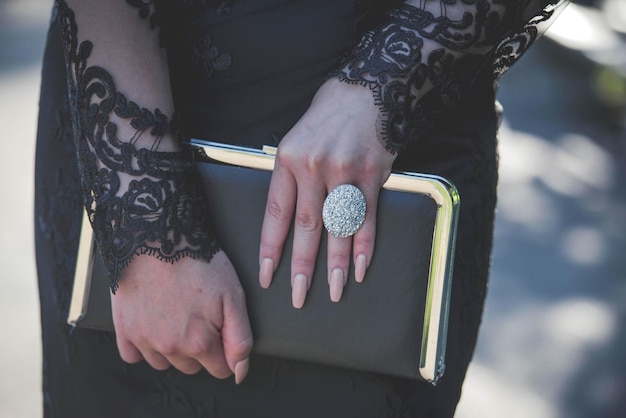 Close-up shot van een vrouw met een clutch