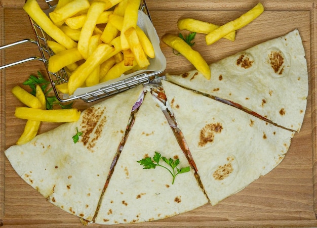 Close-up shot van enkele quesadilla's met frietjes in een restaurant