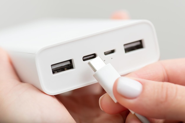 Close-up shot van het plaatsen van USB TypeC in powerbank