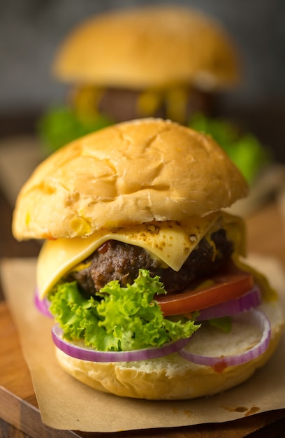 Close-up shot van klaar om zelfgemaakte rundvlees hamburger met verse groenten te eten.