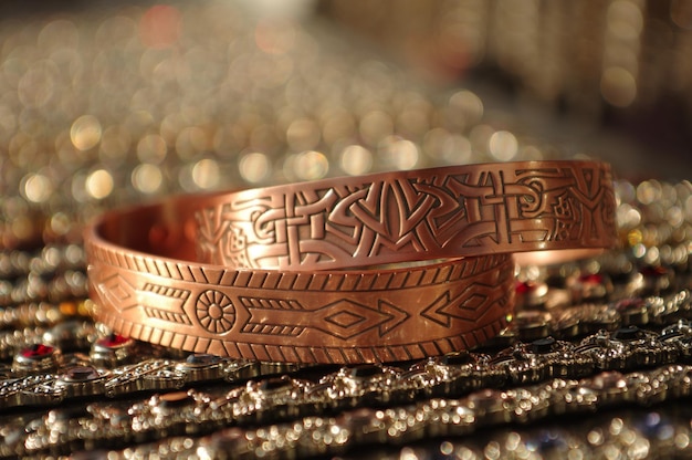 Close-up shot van koperen armbanden met patronen