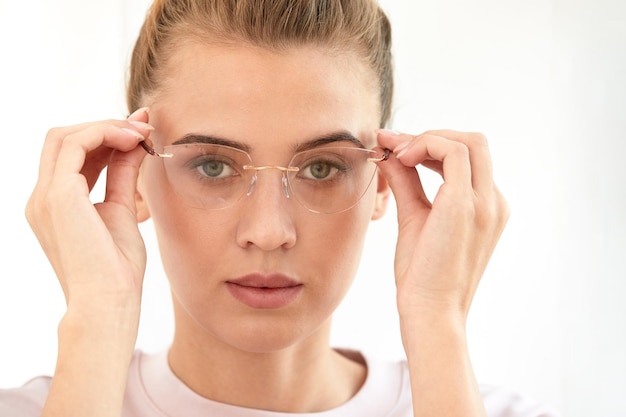 Foto close-up shot van lachende aantrekkelijke gelukkig en succesvolle europese blonde vrouw in trui horloge en bril grijnzend uiten van vertrouwen op zoek naar de camera met brutale glimlach