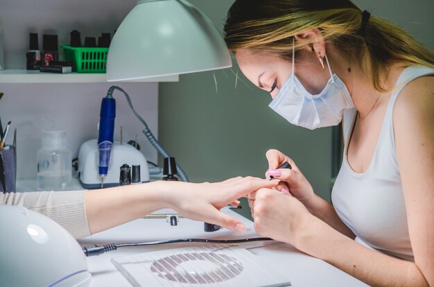 Close-up shot van manicure in een schoonheidssalon