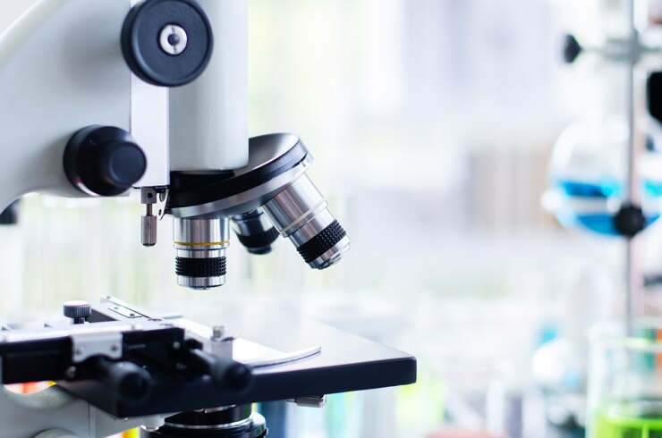 Foto close-up shot van microscoop met metalen lens in laboratorium.
