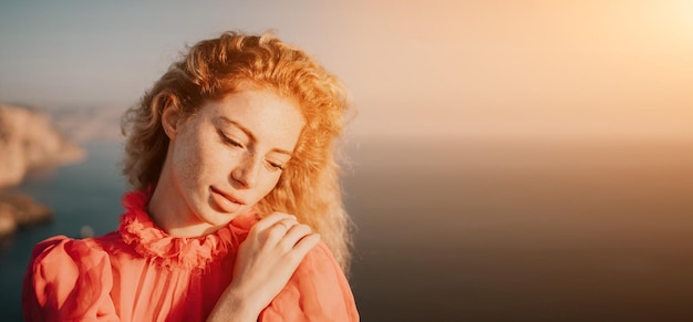 Close-up shot van mooie jonge blanke vrouw met krullend blond haar en sproeten kijken naar