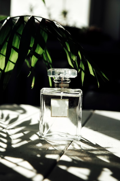 close-up shot van mooie parfum in de kamer
