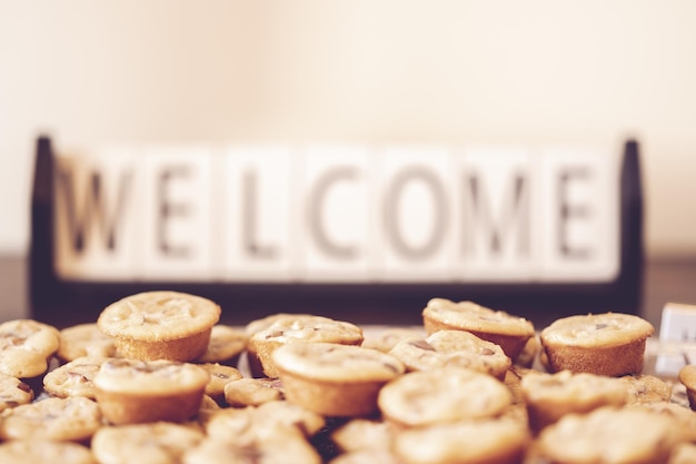 Close-up shot van muffins met een "WELCOME" opmerking op een tafel in een hotel