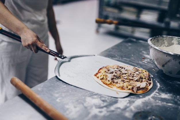 Close-up shot van pizza maken of voorbereidingsproces.