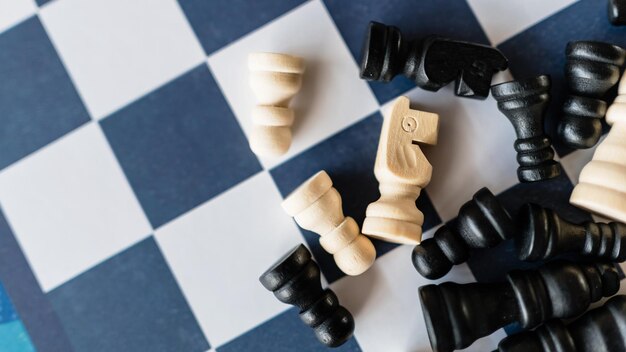 Close-up shot van witte ridder schaakstukken op een schaakbord tussen de pionnen en anderen op het schaakbord een spel voor strategische uitdagingen en competities