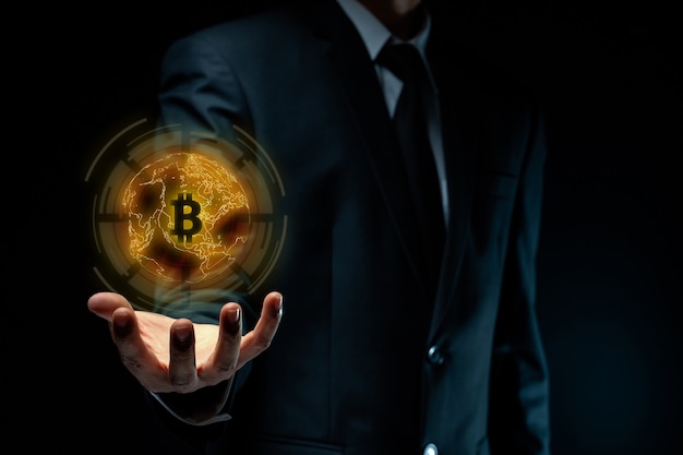 Close-up shot van zakenman in zwart pak met bitcoin symbool hologram effect.