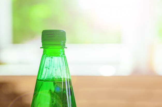 Una foto ravvicinata di una bottiglia d'acqua
