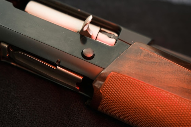 Close-up shotgun sluiter jacht halfautomatisch jachtgeweer met houten kolf op donkere achtergrond