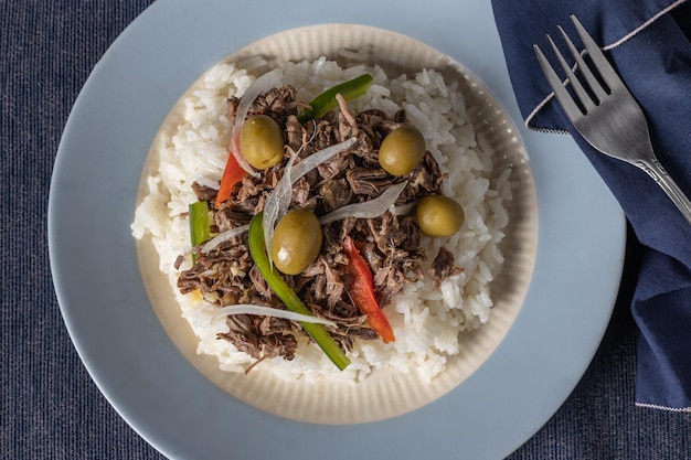 Primo piano di carne tagliuzzata con riso tipico cibo cubano vista dall'alto