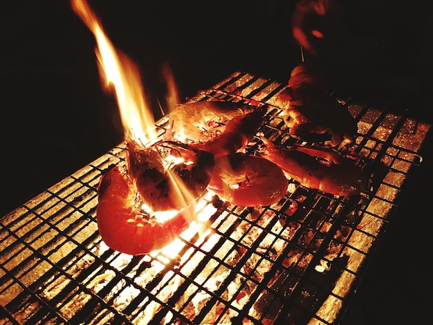 Photo close-up of shrimps on barbecue grill