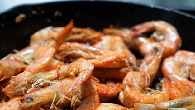 Photo close-up of shrimps in cooking pan