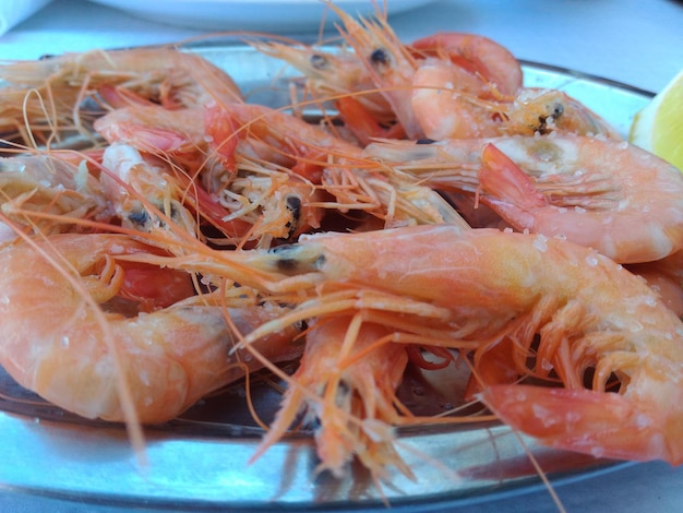 Photo close-up of shrimps with salt in plate