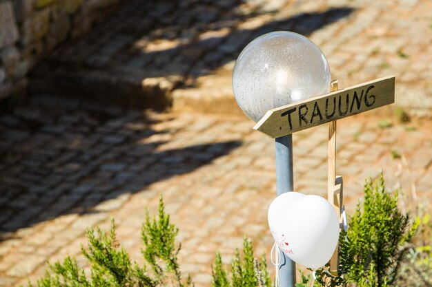 Photo close-up of sign on pole