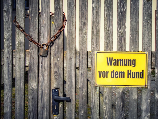 Photo close-up of sign on wooden door