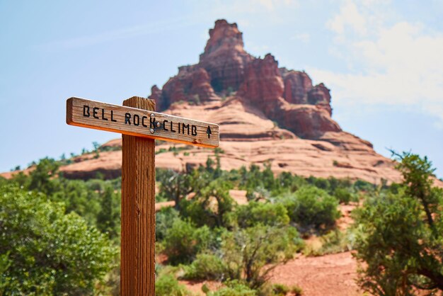 Photo close-up of signboard on mountain against sky