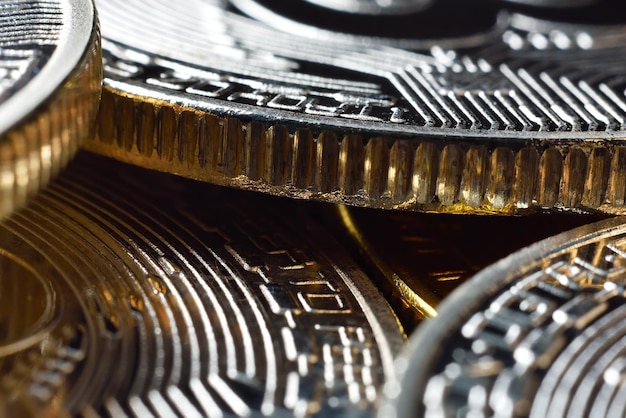 Близкий взгляд на серебряные криптовалютные монеты