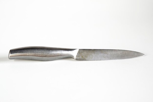 Photo close-up of silver knife against white background