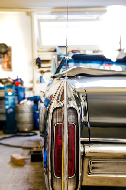 Photo close-up of silver vintage car