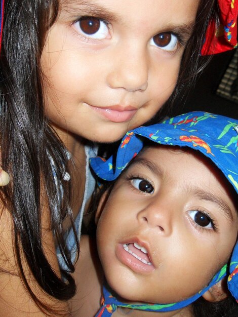 Photo close-up of sisters at home