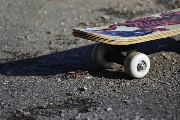 Photo close-up of skateboard on road