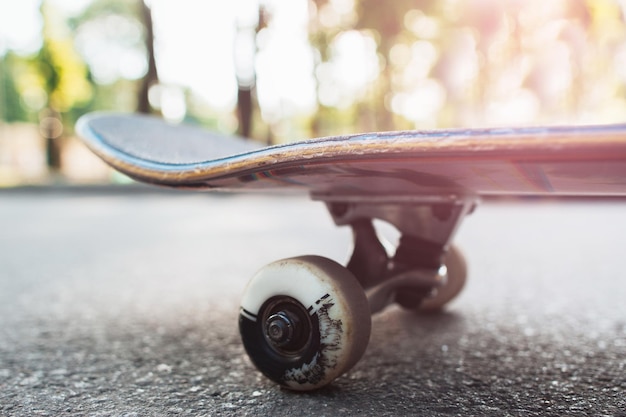 Foto close-up skateboard sportuitrusting achtergrond zomer extreme sport uitdaging en opleiding skateboarder competitie