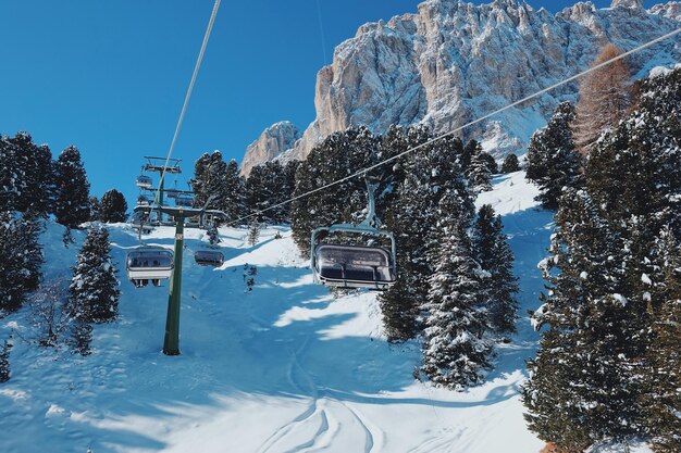 Foto close-up di un impianto di risalita contro il cielo durante l'inverno