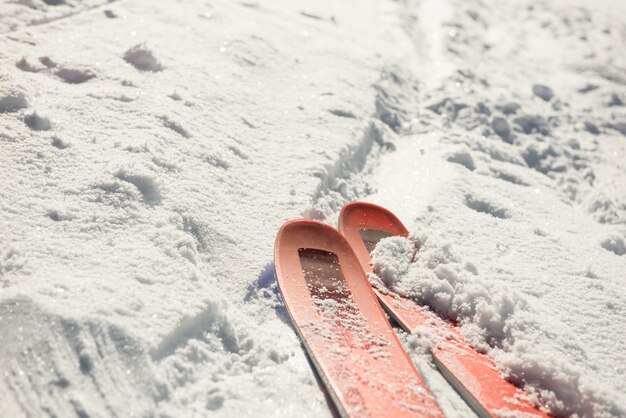 Foto close-up di sci sul paesaggio innevato