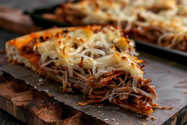 Foto close up di una fetta di barbecue tirato pizza di maiale con cipolle caramellate