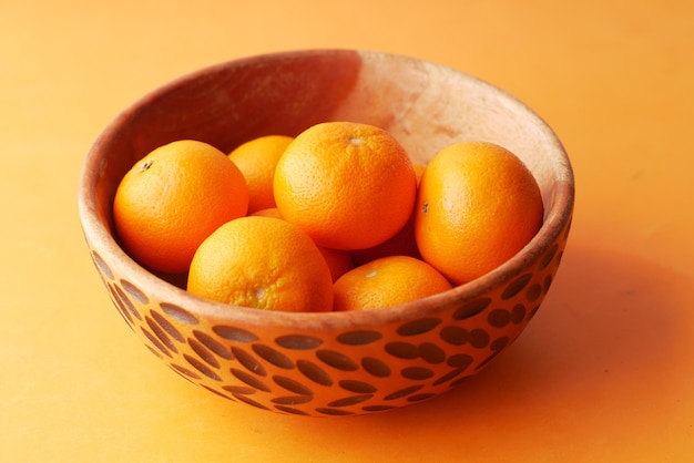 Primo piano di una fetta di frutta arancione in una ciotola