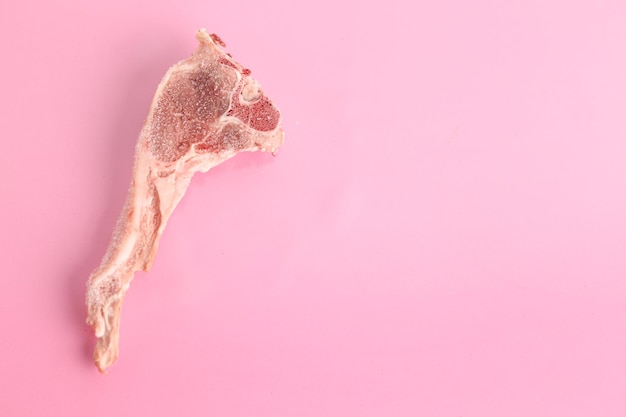 Photo close-up of a slice over pink background